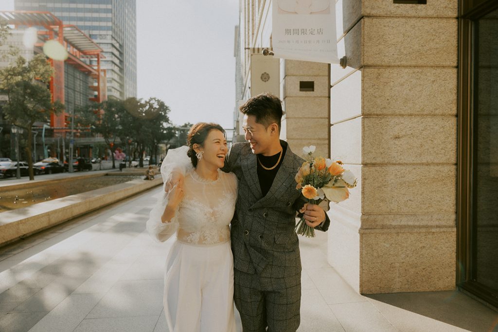 結婚登記板橋信義戶政登記後到戶外的街景一起奔跑攝生活婚紗丰FENG