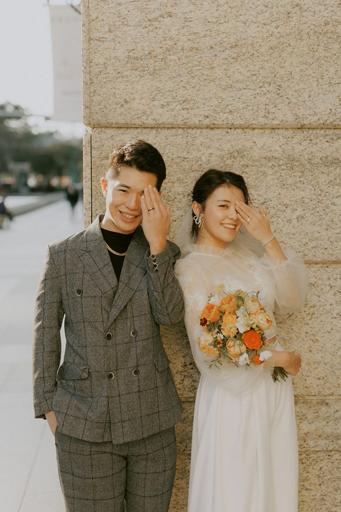 結婚登記板橋信義戶政登記後到戶外的街景新人一起秀出戒子拍攝生活婚紗丰FENG
