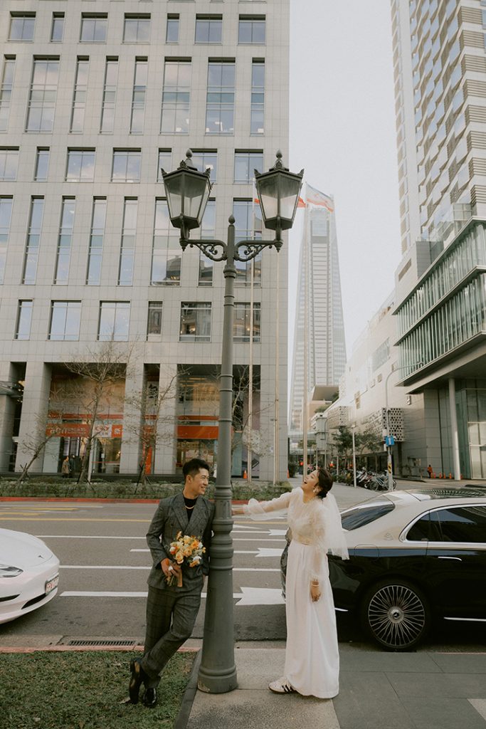 結婚登記板橋信義戶政登記後到戶外的街景新人靠著燈塔拍攝出時尚生活婚紗丰FENG