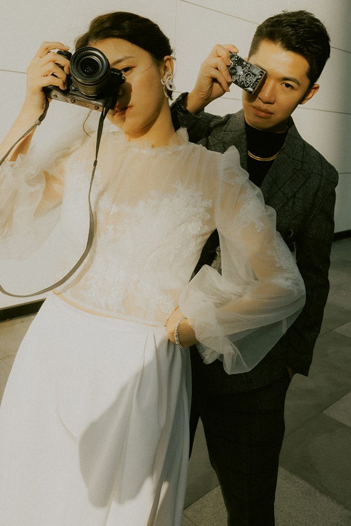 結婚登記板橋信義戶政登記後到戶外的街景拿著相機拍出時尚感生活婚紗丰FENG