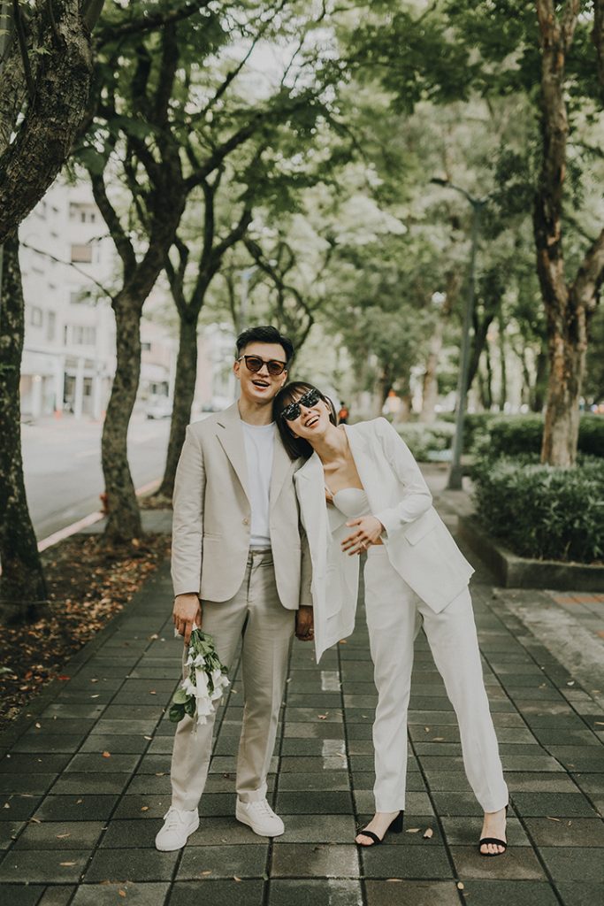 結婚登記攝影 士林戶政登記後 兩人穿搭同色服裝風格戴著墨鏡 自然互動 丰FENG