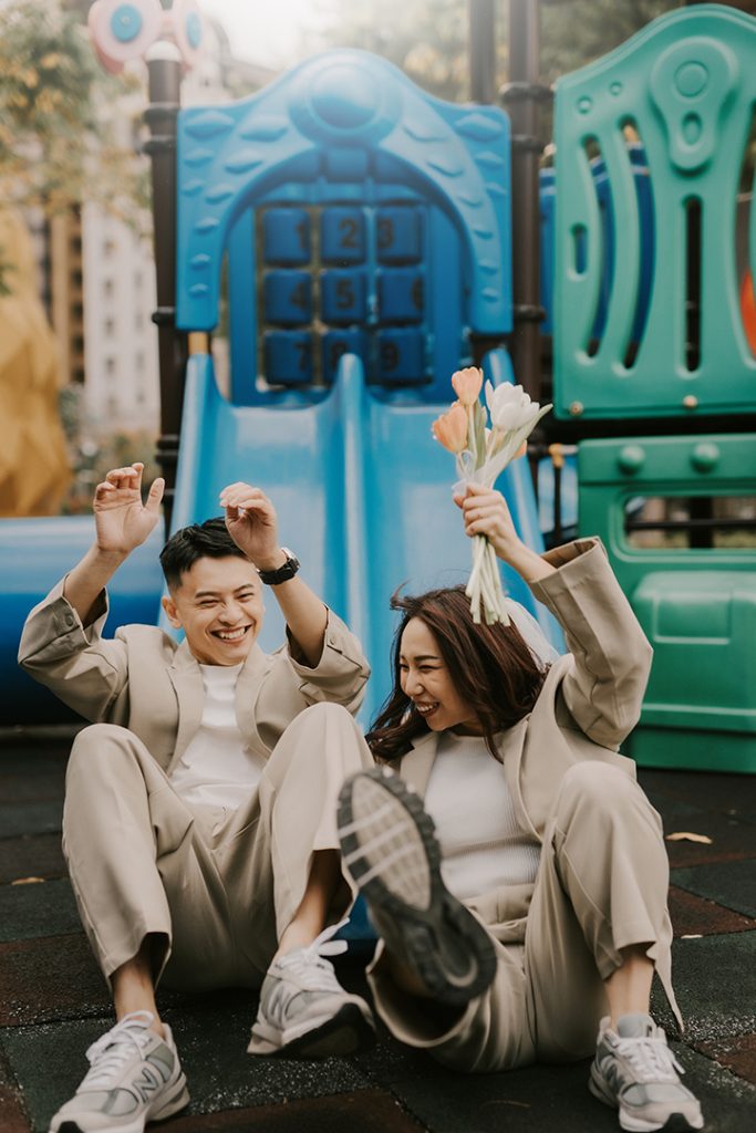 結婚登記攝影 士林戶政登記後 兩人穿搭同色服裝風格 自然互動 丰FENG