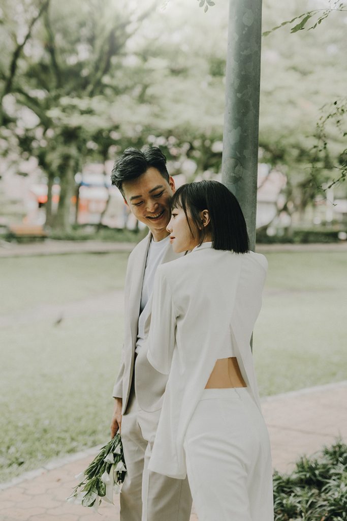 結婚登記攝影 板橋戶政登記後 拍攝生活婚紗兩人穿搭同色服裝風格 新娘依靠著老公 丰FENG