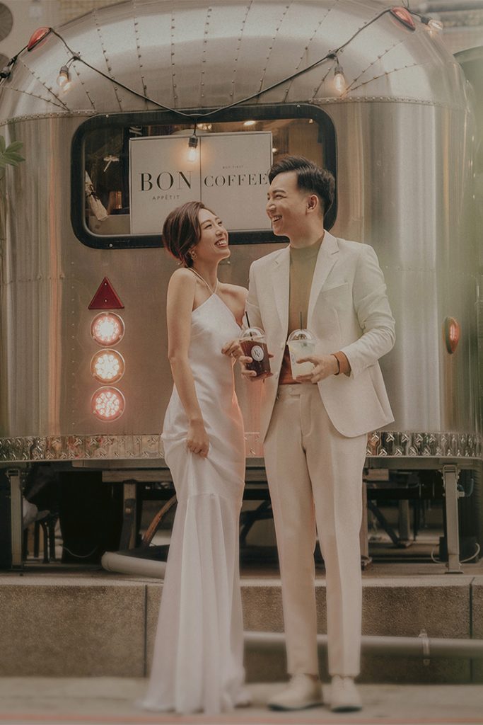 結婚登記攝影信義戶政登記後到戶外的街景拿著咖啡拍攝生活婚紗丰FENG