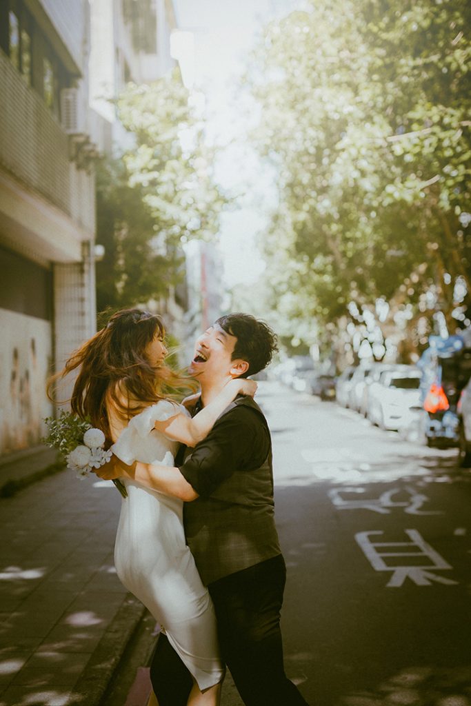 結婚登記攝影 信義戶政登記後 拍攝生活婚紗在咖啡廳拍出電影感風格
 丰FENG