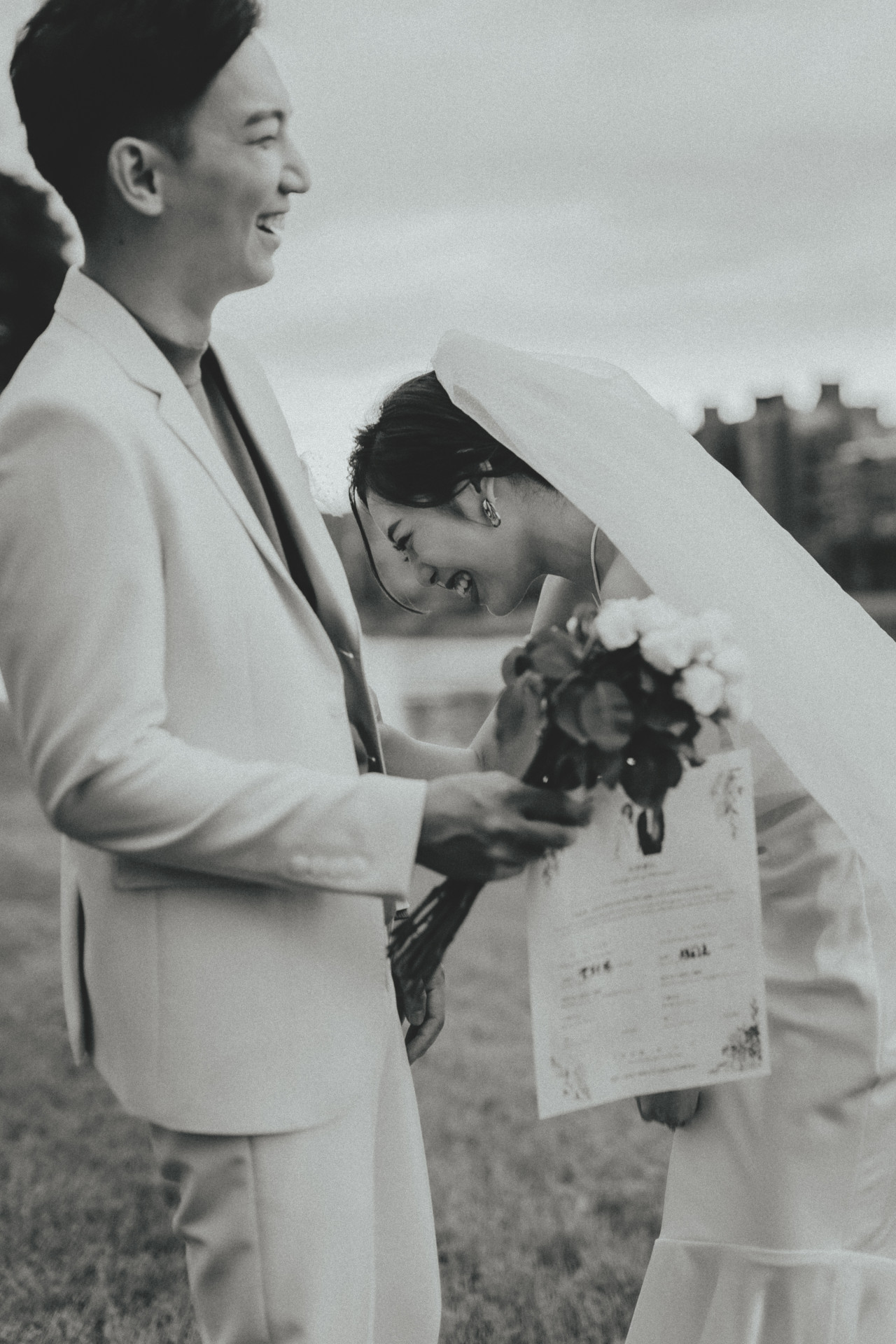 結婚登記攝影、生活婚紗推薦|新人手持結婚證書與玫瑰花束,相視而笑在戶外草地上留下自然互動|丰FENG