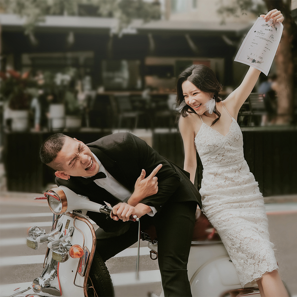 台北結婚登記戶外街景婚紗照 夫妻肩靠肩溫馨互動 秀出書約