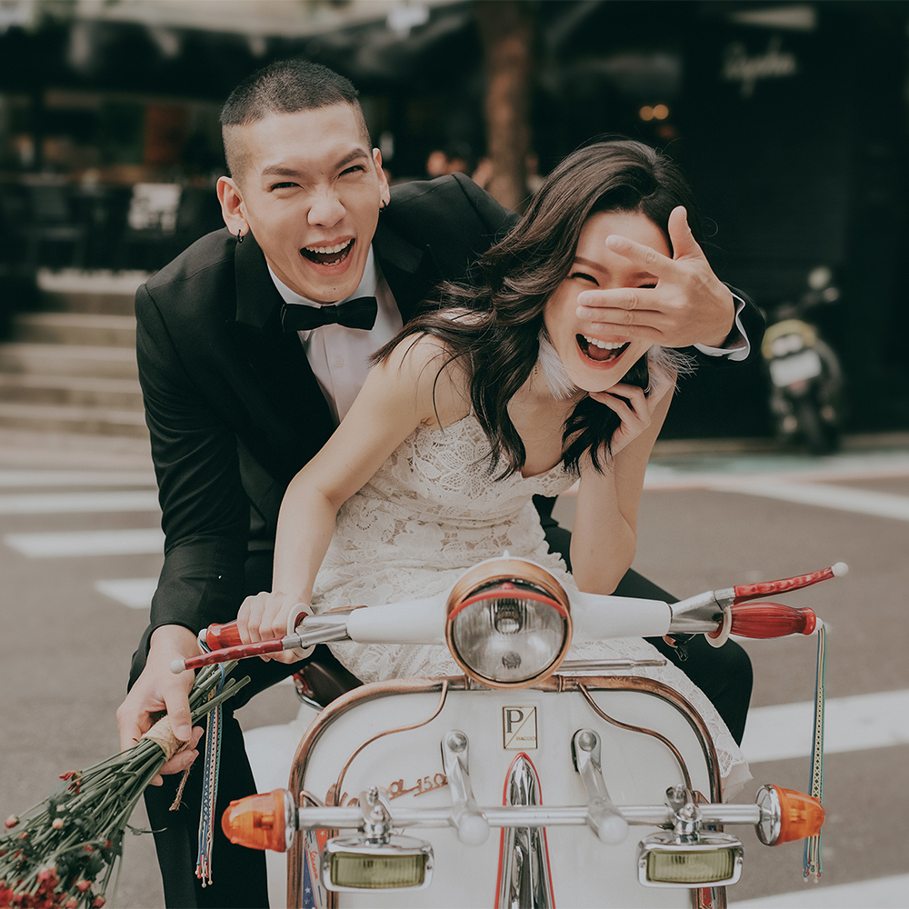 台北結婚登記戶外街景婚紗照 夫妻肩靠肩溫馨互動