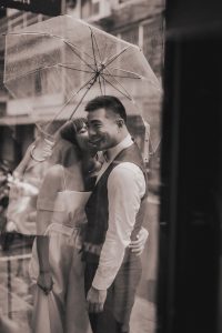 信義戶政結婚登記生活婚紗咖啡店外時尚街景下雨天拍攝風格自然紀錄