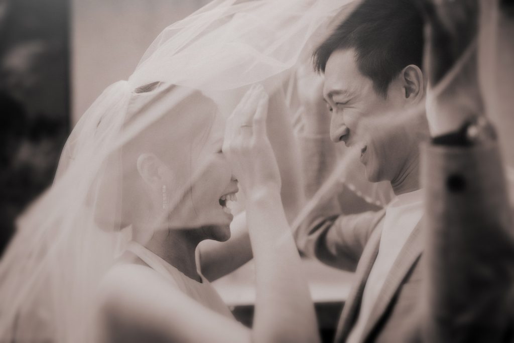 台北登記婚紗拍攝，新人在登記結婚中深情對望的畫面
